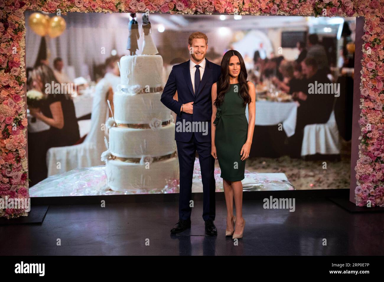 (180509) -- LONDON, 9. Mai 2018 -- Foto aufgenommen am 9. Mai 2018 zeigt Wachsfiguren von Meghan Markle und Prinz Harry bei Madame Tussauds in London, Großbritannien. Eine neue Wachsfigur von Meghan Markle wurde vor ihrer Hochzeit mit Prinz Harry am 19. Mai in Madame Tussauds London am Mittwoch vorgestellt. GROSSBRITANNIEN-LONDON-WAX FIGUR-MEGHAN MARKLE RAYXTANG PUBLICATIONXNOTXINXCHN Stockfoto