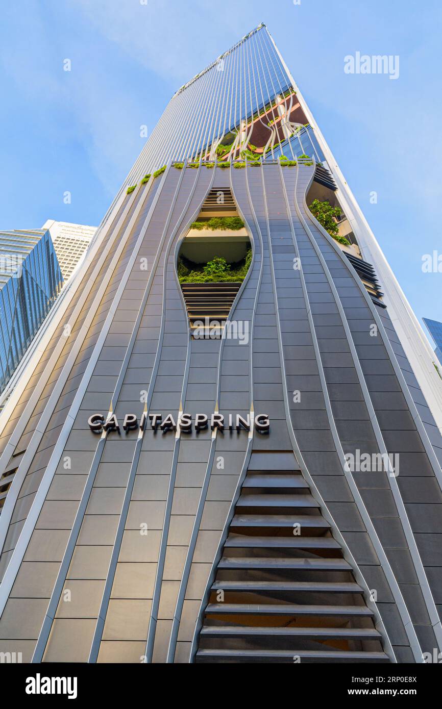 Fassade des 51-stöckigen, nachhaltig gestalteten CapitaSpring Gebäudes, 88 Market Street, Singapur Stockfoto
