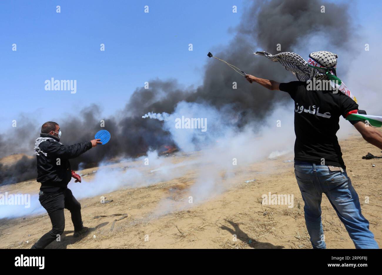 (180511) -- GAZA, 11. Mai 2018 -- palästinensische Demonstranten treffen am 11. Mai 2018 mit israelischen Truppen an der Grenze zwischen Gaza und Israel, östlich des südlichen Gazastreifens Khan Younis. Am Freitag brachen an der Ostgrenze des Gazastreifens zu Israel während der Proteste gegen Israel am siebten Freitag Zusammenstöße zwischen palästinensischen Demonstranten und israelischen Soldaten aus, sagten medizinische Quellen. (Zxj) MIDEAST-GAZA-KONFLIKTE YasserxQudih PUBLICATIONxNOTxINxCHN Stockfoto