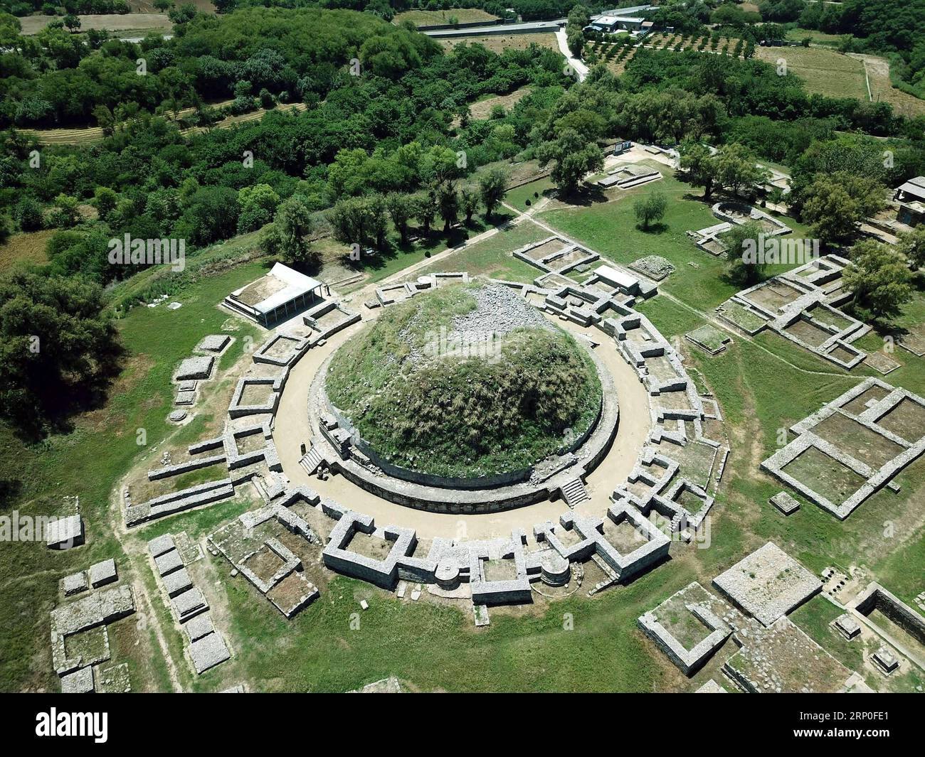 (180512) -- TAXILA, 12. Mai 2018 -- Luftaufnahme vom 10. Mai 2018 zeigt den Standort von Dharmarajika Stupa in Taxila, 30 Kilometer nordwestlich von Pakistans Hauptstadt Islamabad. Taxila zieht jedes Jahr 800.000 bis 1 Million Touristen an, wegen seiner faszinierenden archäologischen Relikte, Geschichte, Kunst und Architektur. ) (dtf) PAKISTAN-TAXILA-UNESCO-WELTKULTURERBE AhmadxKamal PUBLICATIONxNOTxINxCHN Stockfoto