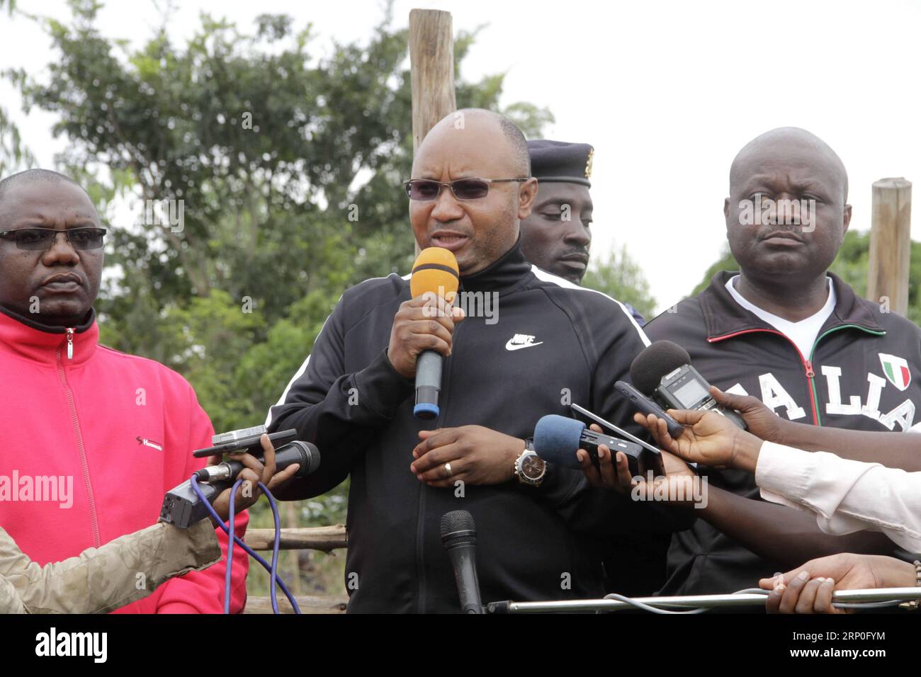 (180513) -- CIBITOKE, 13. Mai 2018 -- Burundischer Minister für öffentliche Sicherheit und Katastrophenmanagement Alain Guillaume Bunyoni (C) spricht, als er am 12. Mai 2018 ein Dorf in der Provinz Cibitoke im Nordwesten Burundis besucht. Mindestens 26 Personen wurden bei einem bewaffneten Angriff auf ein Dorf in der Provinz Cibitoke im Nordwesten Burundis am Freitagabend getötet und acht weitere schwer verletzt, sagte der Sicherheitsminister am Samstag. )(zcc) BURUNDI-CIBITOKE-GUNMEN-ATTACK-AFTERMATH EvrardxNgendakumana PUBLICATIONxNOTxINxCHN Stockfoto