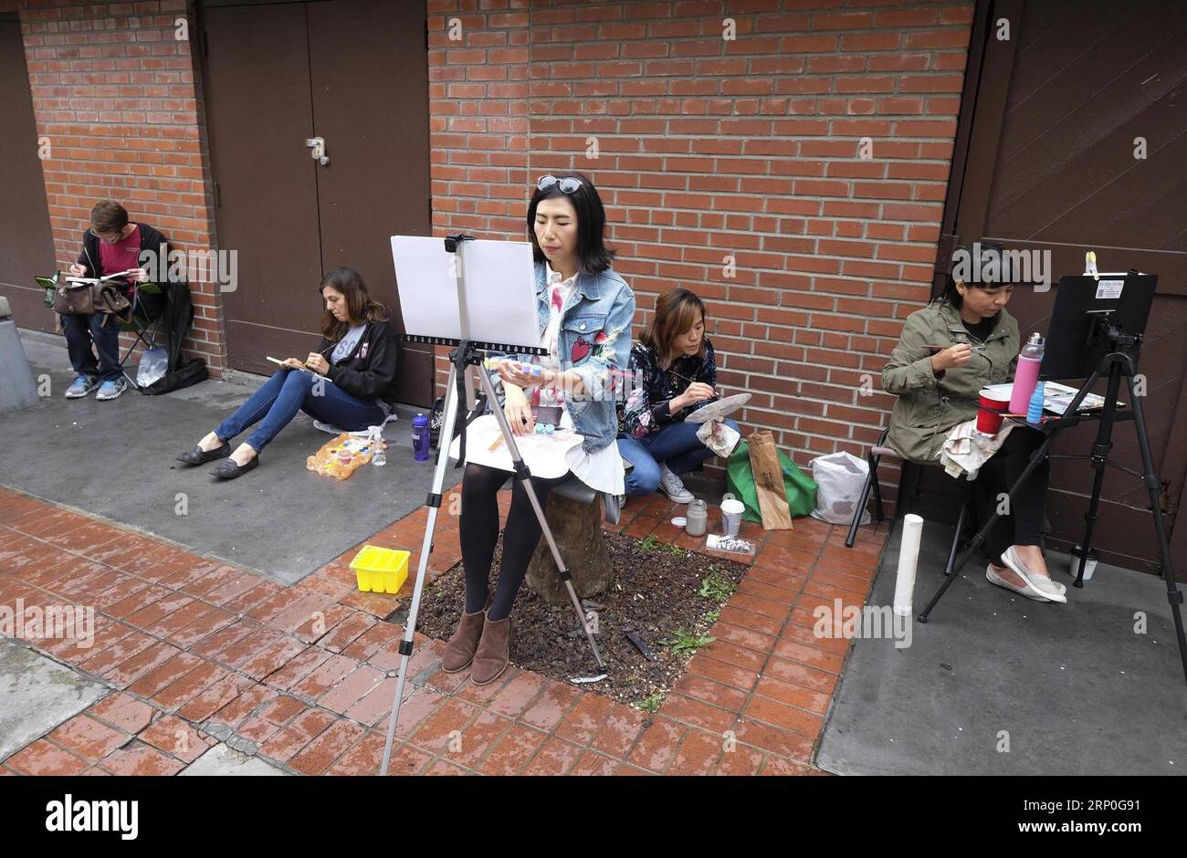 (20180513) -- LOS ANGELES, 13. Mai 2018 -- Künstler nehmen an einer Kunstveranstaltung BoldPas in Pasadena, Los Angeles, Kalifornien, USA, Teil. Mai 2018. BoldPas ist eine lebendige, eintägige Kunst- und Spielveranstaltung mit den großformatigen Installationen in historischen Gassen in der Altstadt von Pasadena. )(zjl) U.S.-LOS ANGELES-BOLDPAS ZhaoxHanrong PUBLICATIONxNOTxINxCHN Stockfoto