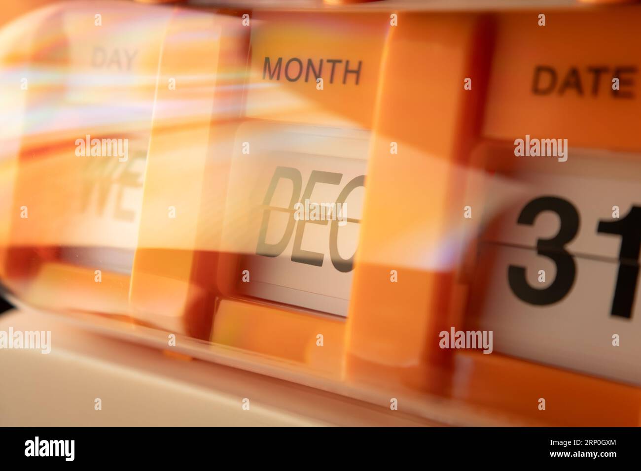 Eine Flip-Uhr zeigt den letzten Tag des Jahres, den 31. Dezember Stockfoto