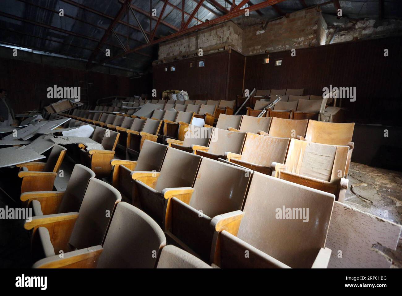 (180515) -- TRIPOLI, 15. Mai 2018 -- Foto aufgenommen am 25. April 2018 zeigt ein verlassenes Theater in Tripoli, der Hauptstadt Libyens. Theater und Kinos spiegeln die nationale Identität eines Landes wider, während diejenigen in Libyen aussterben müssen, die eine Lösung benötigen, die jahrelange Anstrengungen erfordert. ) (dtf) LIBYA-THEATERS-EXTINCTION HamzaxTurkia PUBLICATIONxNOTxINxCHN Stockfoto