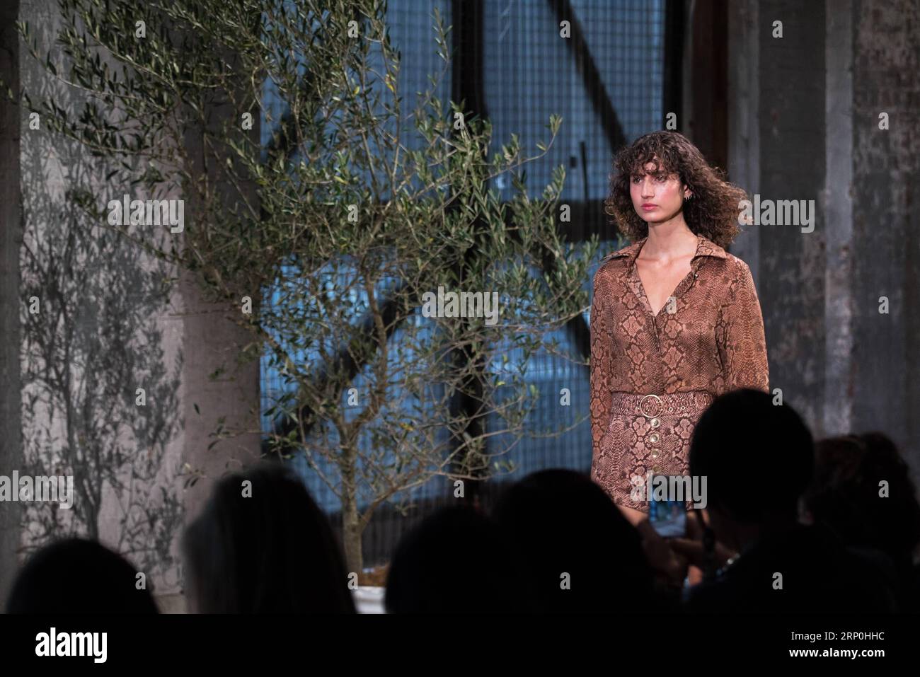(180515) -- SYDNEY, 15. Mai 2018 -- Ein Modell präsentiert eine Kreation von Hansen & Gretel während der Mercedes-Benz Fashion Week Australia in Sydney, Australien, 15. Mai 2018. ) (dtf) AUSTRALIEN-SYDNEY-FASHION WEEK ZhuxHongye PUBLICATIONxNOTxINxCHN Stockfoto