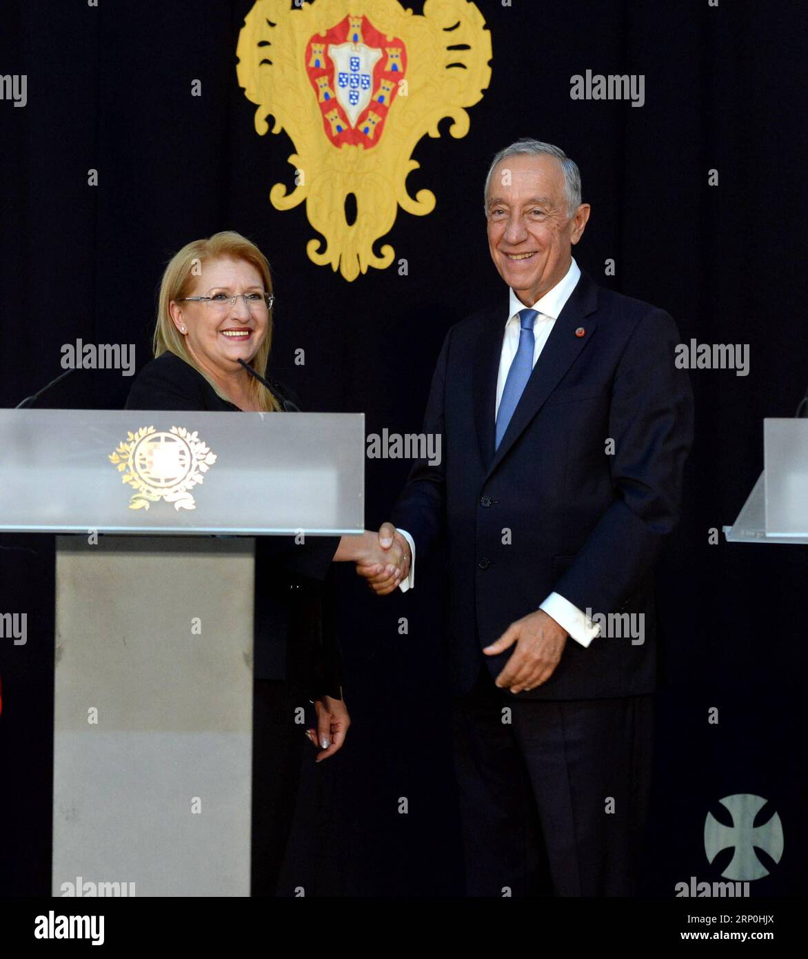 (180515) -- LISSABON, 15. Mai 2018 -- der portugiesische Präsident Marcelo Rebelo de Sousa (R) gibt Malta-Präsidentin Marie-Louise Coleiro Preca während einer Pressekonferenz in Lissabon, Portugal, am 15. Mai 2018, dem Tag, an dem Marie-Louise Coleiro Preca einen zweitägigen STAATSBESUCH in Portugal begann, DIE Hand.)(zf) PORTUGAL-LISSABON-MALTA-POLITICS-VISIT ZHANGXLIICIUN NINTUXBLACHIONNNIXN Stockfoto