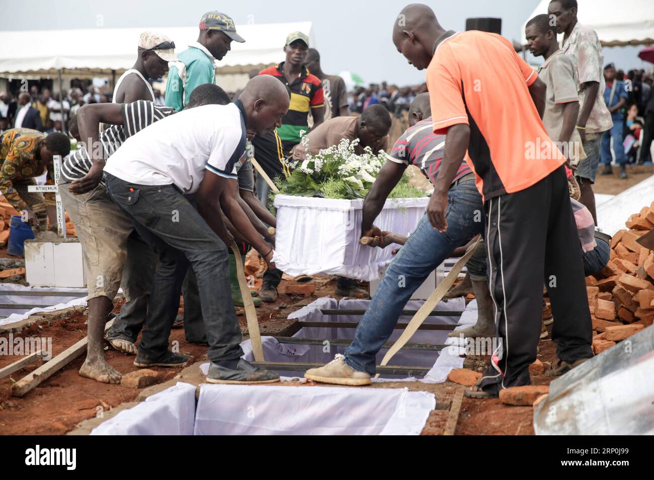 (180516) -- CIBITOKE, 16. Mai 2018 -- Menschen legen Särge von Opfern nieder, die von Militanten bei einem Angriff in der Provinz Cibitoke im Nordwesten Burundis am 15. Mai 2018 getötet wurden. Mindestens 26 Menschen wurden bei einem bewaffneten Angriff am 12. Mai in einem Dorf in der Provinz Cibitoke im Nordwesten Burundis getötet und acht weitere schwer verletzt. (ly) BURUNDI-CIBITOKE-ATTACK-FUNERAL EvrardxNgendakumana PUBLICATIONxNOTxINxCHN Stockfoto
