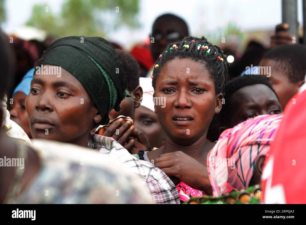 (180516) -- CIBITOKE, 16. Mai 2018 -- Eine Frau mit Tränen in den Augen nimmt an einer Beerdigung von Opfern Teil, die von Militanten bei einem Angriff in der Provinz Cibitoke im Nordwesten Burundis am 15. Mai 2018 getötet wurden. Mindestens 26 Menschen wurden bei einem bewaffneten Angriff am 12. Mai in einem Dorf in der Provinz Cibitoke im Nordwesten Burundis getötet und acht weitere schwer verletzt. (ly) BURUNDI-CIBITOKE-ATTACK-FUNERAL EvrardxNgendakumana PUBLICATIONxNOTxINxCHN Stockfoto