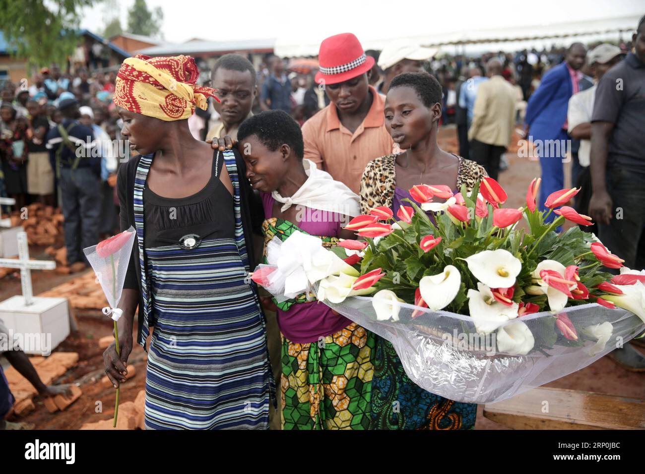 (180516) -- CIBITOKE, 16. Mai 2018 -- Menschen nehmen an einer Beerdigung von Opfern Teil, die von Militanten bei einem Angriff in der Provinz Cibitoke im Nordwesten Burundis am 15. Mai 2018 getötet wurden. Mindestens 26 Menschen wurden bei einem bewaffneten Angriff am 12. Mai in einem Dorf in der Provinz Cibitoke im Nordwesten Burundis getötet und acht weitere schwer verletzt. (ly) BURUNDI-CIBITOKE-ATTACK-FUNERAL EvrardxNgendakumana PUBLICATIONxNOTxINxCHN Stockfoto