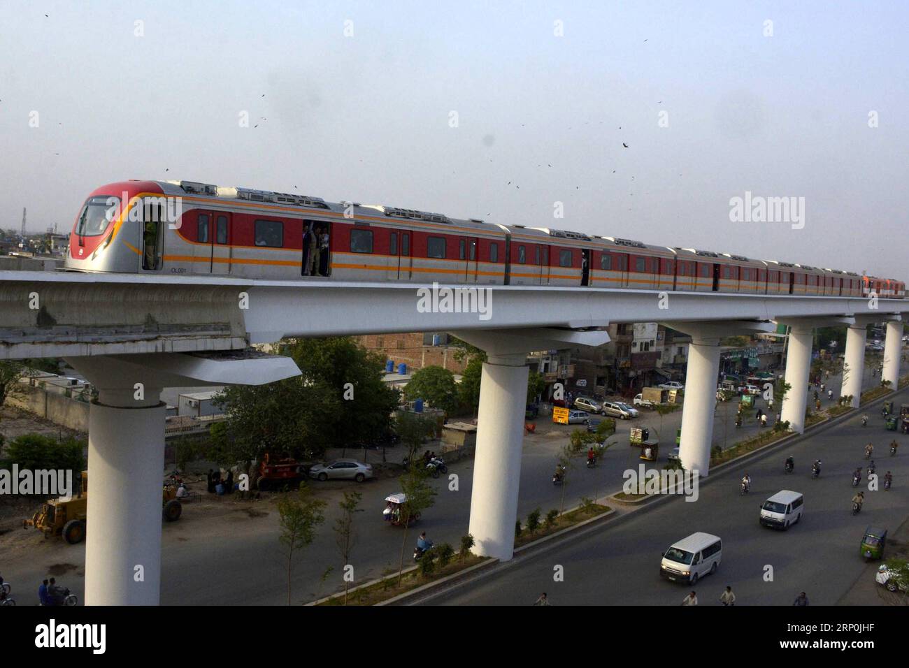 (180516) -- LAHORE, 16. Mai 2018 -- Foto aufgenommen am 16. Mai 2018 zeigt die Orange Line Metro Train (OLMT) während einer Probefahrt im ostpakistanischen Lahore. Pakistan hat am Mittwoch seine erste U-Bahn-Linie in Lahore, der Hauptstadt der östlichen Provinz Punjab, von Dera Gujran nach Lakshmi Chowk auf einem 12 km langen Abschnitt der insgesamt 27 km langen Strecke getestet. Insgesamt werden 27 Zugpaare mit jeweils fünf Wagen für den Dienst im OLMT-Projekt eingesetzt, das Teil des China-Pakistan Economic Corridor (CPEC) ist. ) PAKISTAN-LAHORE-OLMT-TEST RUN Sajjad PUBLICATIONxNOTxINxCHN Stockfoto