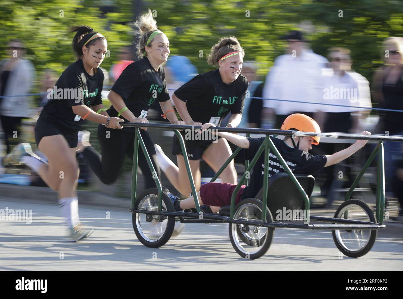 (180518) -- SURREY, 18. Mai 2018 -- Runners Race down the Street während des Cloverdale Bed Race in Surrey, Kanada, 17. Mai 2018. Die Leute am Donnerstag haben sich mit ihren modifizierten Bettrahmen zusammengetan und am Cloverdale Bed Race teilgenommen, das seit 41 Jahren wiederkehrt und eine Tradition in der Gemeinschaft geworden ist. ) (ly) CANADA-SURREY-CLOVERDALE BED RACE LiangxSen PUBLICATIONxNOTxINxCHN Stockfoto