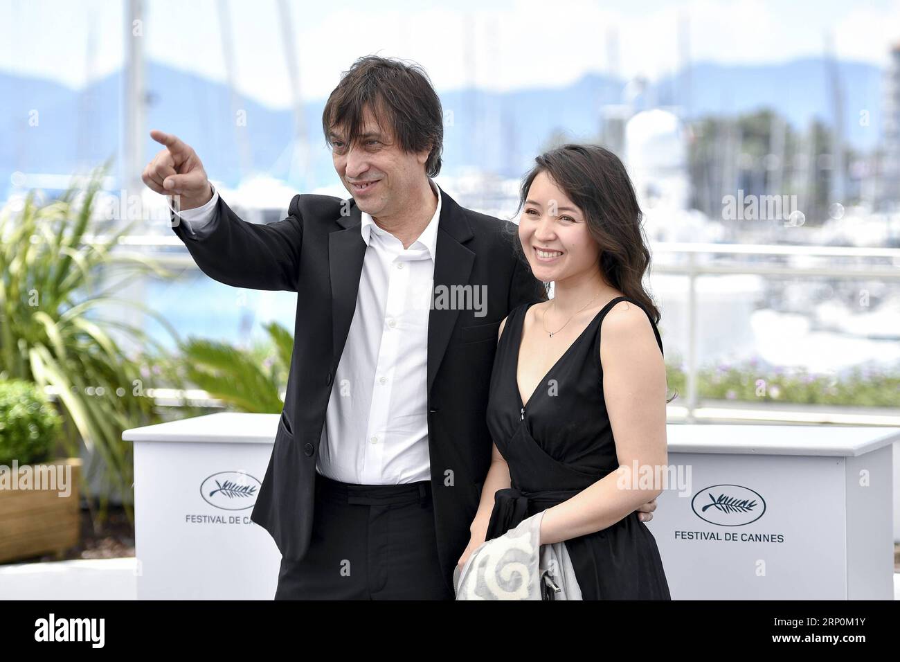 (180518) -- CANNES, 18. Mai 2018 -- Regisseur Sergey Dvortsevoy (L) und Schauspielerin Samal Yeslyamova des Films My Little One posieren bei einem Fototermin des 71. Internationalen Filmfestivals von Cannes in Cannes, Frankreich am 18. Mai 2018. Das 71. Internationale Filmfestival von Cannes findet vom 8. Bis 19. Mai statt. ) (WTC) FRANCE-CANNES-71ST INTERNATIONAL FILM FESTIVAL-MY LITTLE ONE-PHOTOCALL CHENXYICHEN PUBLICATIONXNOTXINXCHN Stockfoto