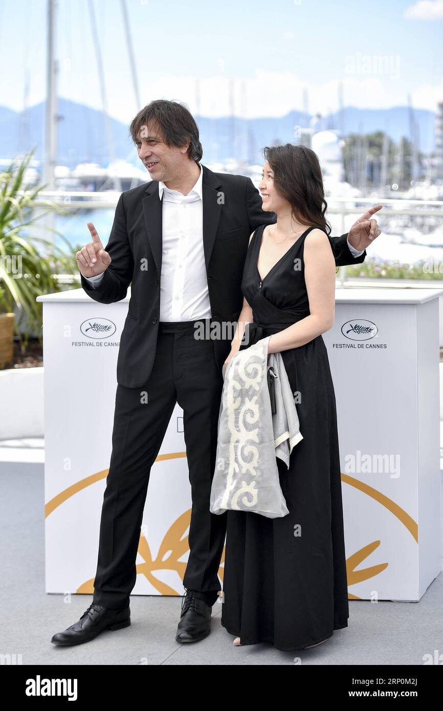 Cannes Filmfestival - My Little One Photocall (180518) -- CANNES, 18. Mai 2018 -- Regisseur Sergey Dvortsevoy (L) und Schauspielerin Samal Yeslyamova des Films My Little One posieren während eines Fotocalls des 71. Internationalen Filmfestivals von Cannes in Cannes, Frankreich am 18. Mai 2018. Das 71. Internationale Filmfestival von Cannes findet vom 8. Bis 19. Mai statt. ) (WTC) FRANCE-CANNES-71ST INTERNATIONAL FILM FESTIVAL-MY LITTLE ONE-PHOTOCALL CHENXYICHEN PUBLICATIONXNOTXINXCHN Stockfoto