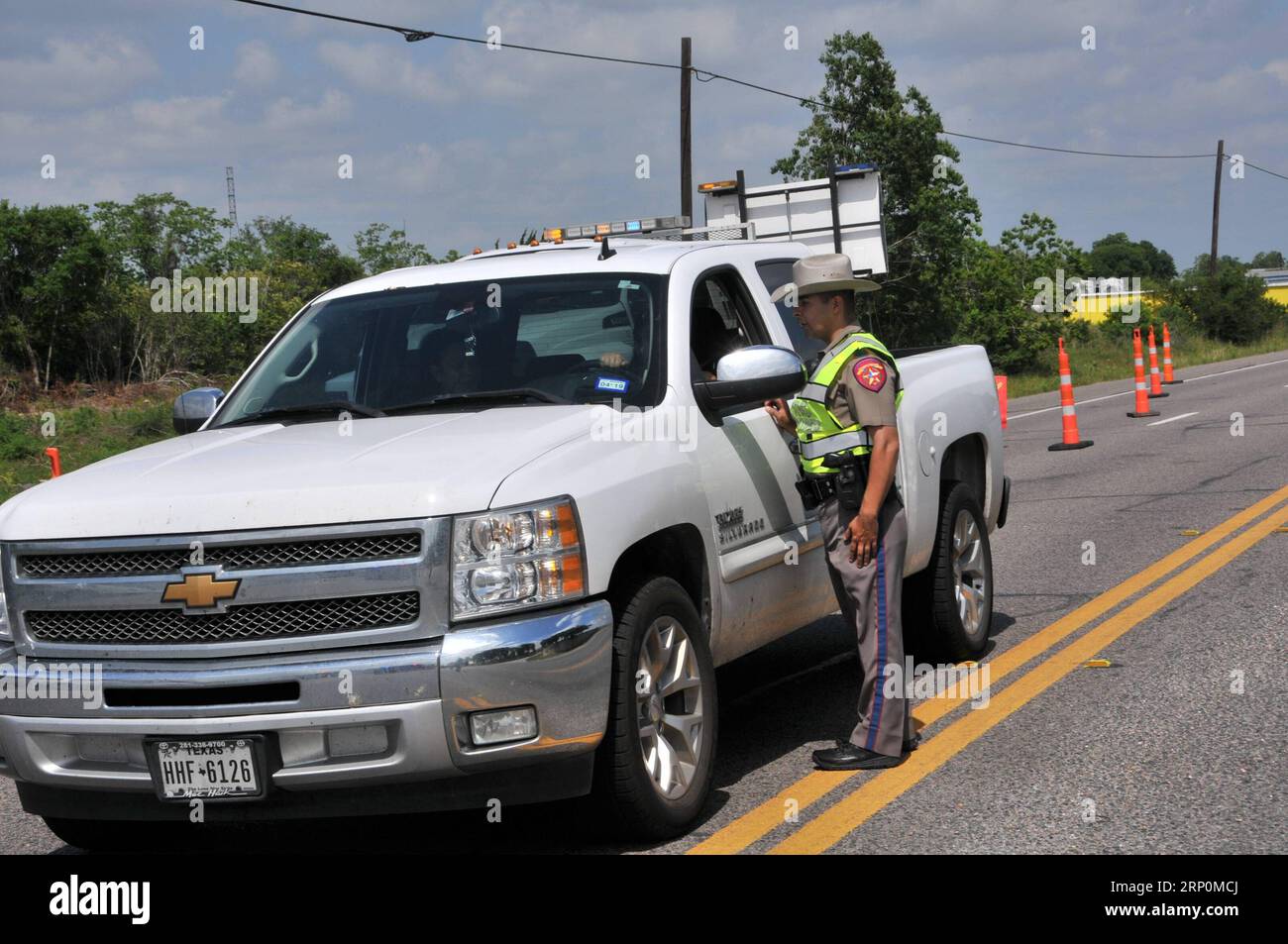 (180519) -- SANTA FE, 19. Mai 2018 -- Polizei richtete Sicherheitsbarrikade ein, um Autos auf einem Highway neben der Santa Fe High School in Texas, USA, zu stoppen und zu überprüfen, 18. Mai 2018. Zehn Menschen wurden getötet und weitere zehn verwundet am Freitag, als ein Schüler, der mit einer Schrotflinte und einem Revolver bewaffnet war, bei dem jüngsten Vorfall von Waffengewalt gegen Schüler das Feuer an einer High School im US-Bundesstaat Texas eröffnete. )(Axy) US-TEXAS-HIGH SCHOOL-SHOOTING LiuxLiwei PUBLICATIONxNOTxINxCHN Stockfoto