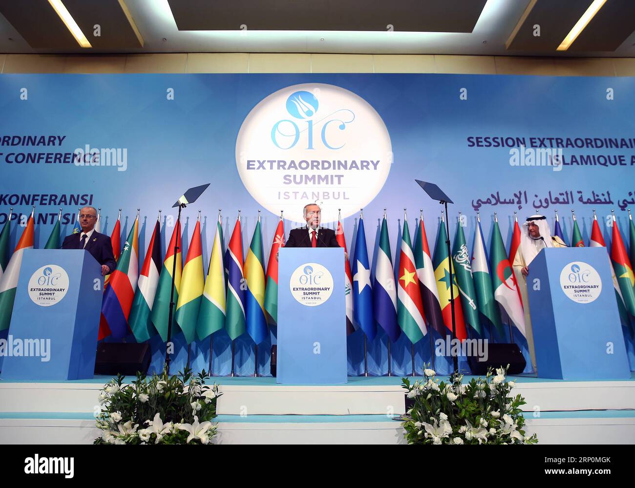 (180519) -- ISTANBUL, 19. Mai 2018 -- der palästinensische Premierminister Rami Hamdallah(L), der türkische Präsident Recep Tayyip Erdogan(C) und der Generalsekretär der Organisation für Islamische Zusammenarbeit (OIC) Yousef bin Ahmed Al-Othaimeen nehmen an einer Pressekonferenz während eines außerordentlichen Gipfels der OIC am 18. Mai 2018 in Istanbul, Türkei, Teil. Die 57-köpfige OIC am Freitag versprach, alle notwendigen Schritte zu Unternehmen, um andere Länder daran zu hindern, dem Beispiel der USA zu folgen, ihre israelischen Botschaften nach Jerusalem zu verlegen. )(yy) TÜRKEI-ISTANBUL-OIC-AUSSERORDENTLICHER GIPFEL AnadoluxAgency PUBLICATIONxNOTxINxCHN Stockfoto