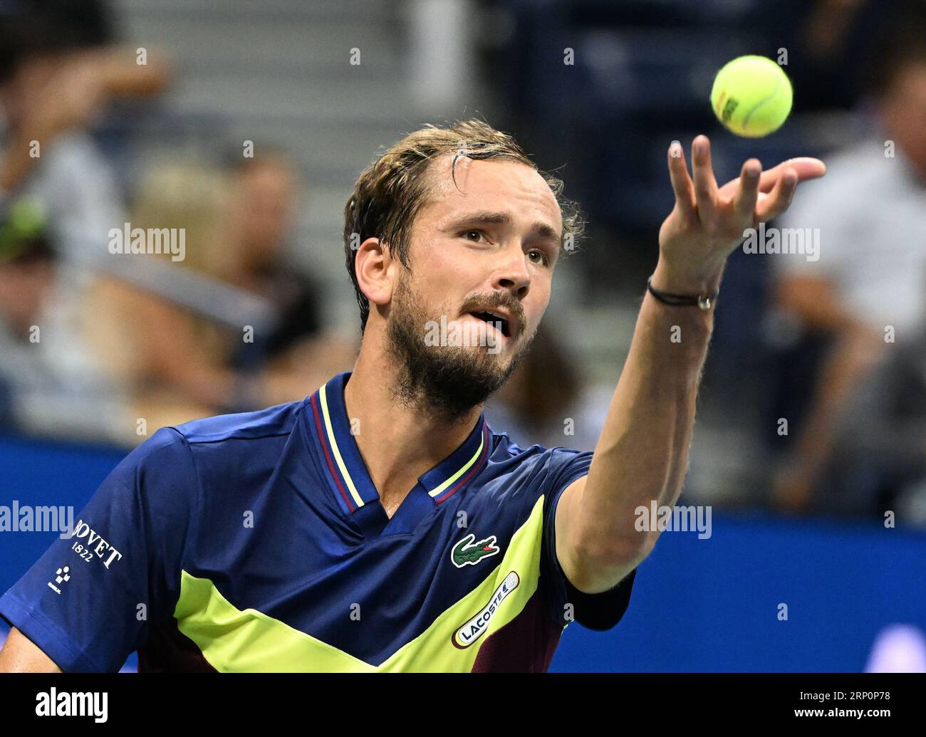 Flushing Meadow, United Erklärte. September 2023. Daniil Medvedeof Russia dient Sebastian Baes aus Argentinien in der dritten Runde im Arthur Ashe Stadium bei den US Open Tennis Championships 2023 im USTA Billie Jean King National Tennis Center am Samstag, 2. September 2023 in New York City. Foto von Larry Marano/UPI Credit: UPI/Alamy Live News Stockfoto