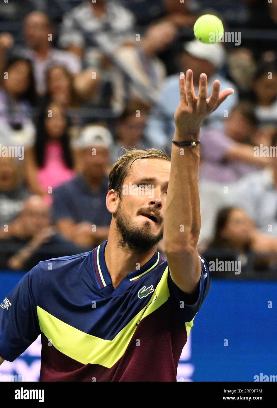 Flushing Meadow, United Erklärte. September 2023. Daniil Medvedeof Russia dient Sebastian Baes aus Argentinien in der dritten Runde im Arthur Ashe Stadium bei den US Open Tennis Championships 2023 im USTA Billie Jean King National Tennis Center am Samstag, 2. September 2023 in New York City. Foto von Larry Marano/UPI Credit: UPI/Alamy Live News Stockfoto