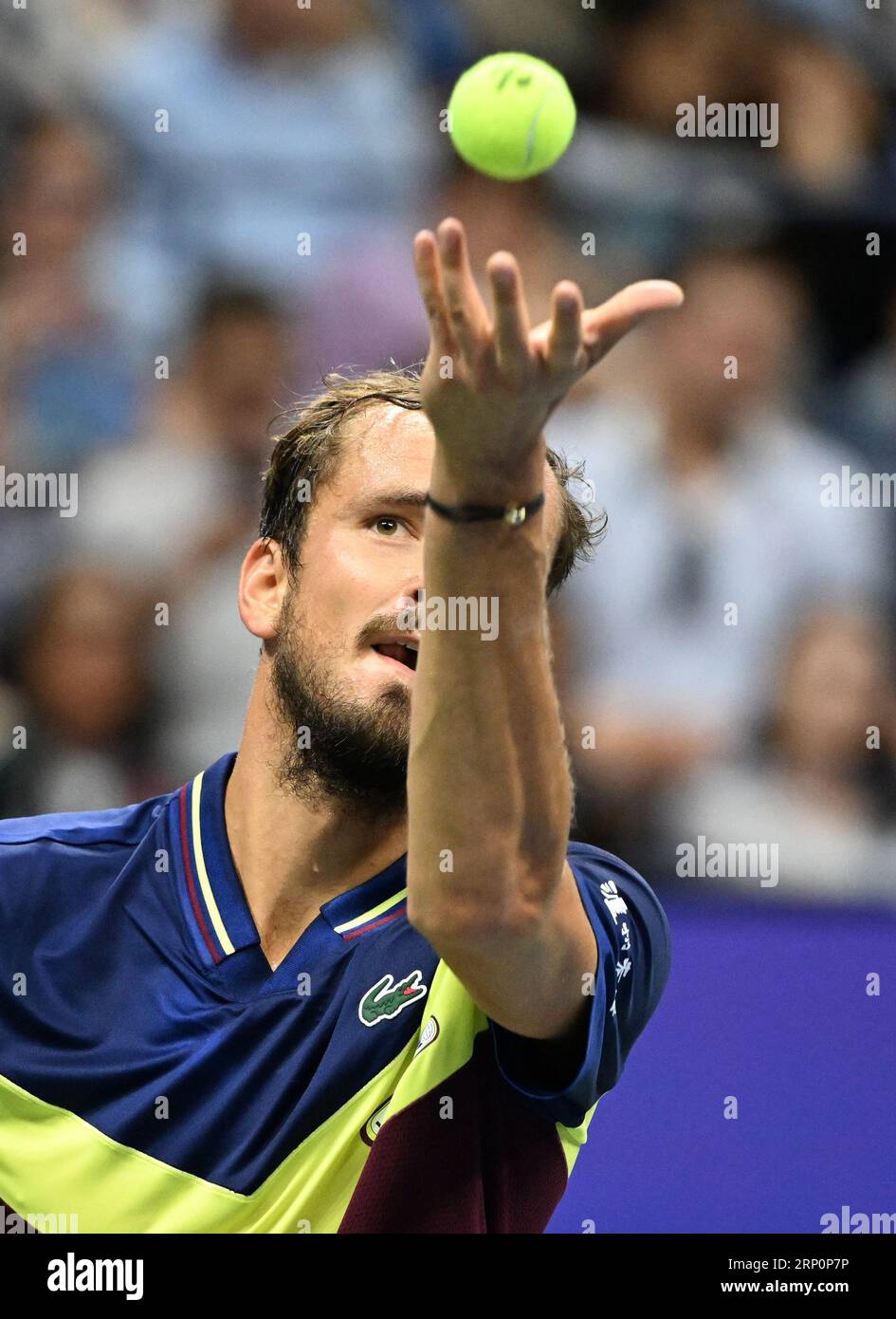 Flushing Meadow, United Erklärte. September 2023. Daniil Medvedeof Russia dient Sebastian Baes aus Argentinien in der dritten Runde im Arthur Ashe Stadium bei den US Open Tennis Championships 2023 im USTA Billie Jean King National Tennis Center am Samstag, 2. September 2023 in New York City. Foto von Larry Marano/UPI Credit: UPI/Alamy Live News Stockfoto