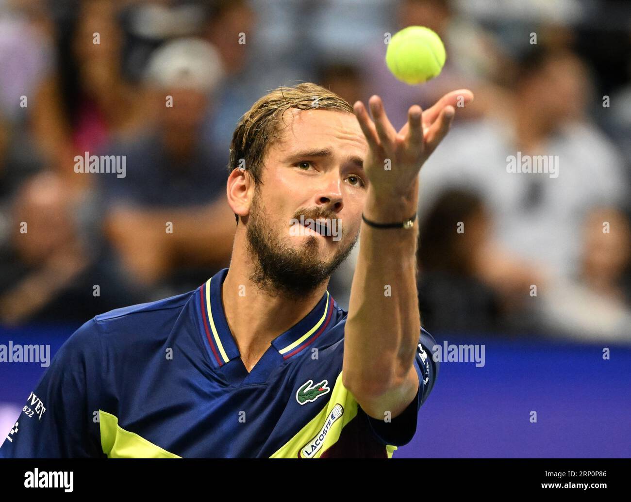 Flushing Meadow, United Erklärte. September 2023. Daniil Medvedeof Russia dient Sebastian Baes aus Argentinien in der dritten Runde im Arthur Ashe Stadium bei den US Open Tennis Championships 2023 im USTA Billie Jean King National Tennis Center am Samstag, 2. September 2023 in New York City. Foto von Larry Marano/UPI Credit: UPI/Alamy Live News Stockfoto