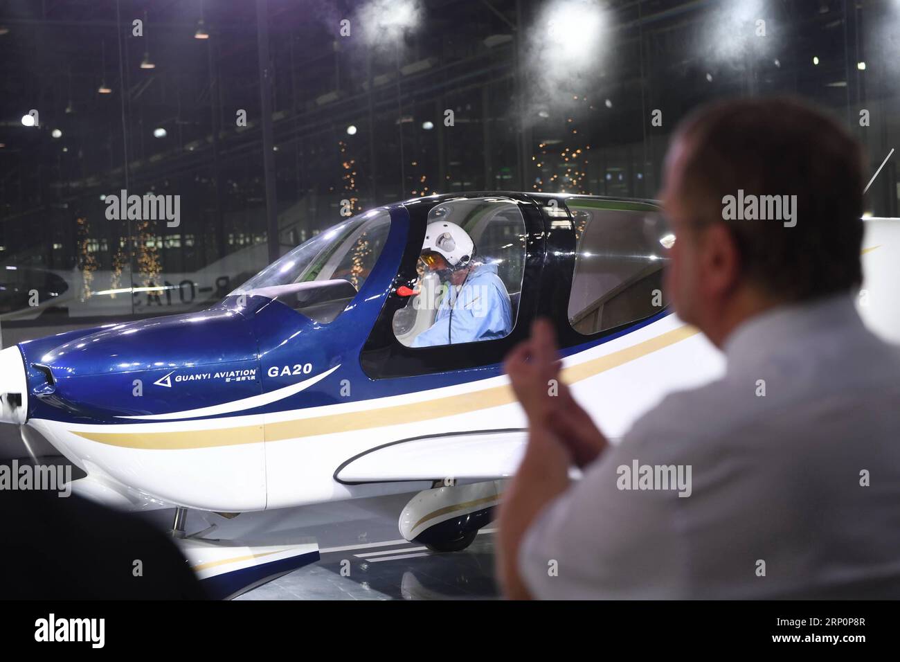 (180521) -- NANCHANG, 21. Mai 2018 -- Ein Pilot besteigt Ein Flugzeug GA20 während seines Debüts in Nanchang, der Hauptstadt der ostchinesischen Provinz Jiangxi, am 21. Mai 2018. Der einmotorige Propellerantrieb GA20 ist ein viersitziges ziviles Versorgungsflugzeug mit festem Flügel, dessen geistiges Eigentum unabhängig von einem privaten Unternehmen Guanyi Aero ist. Das Flugzeug rollte von der Produktionslinie ab und beendete am Montag seinen ersten Rollbahntest. ) LB) CHINA-JIANGXI-NANCHANG-AIRCRAFT-TEST (CN) ZhouxMi PUBLICATIONxNOTxINxCHN Stockfoto