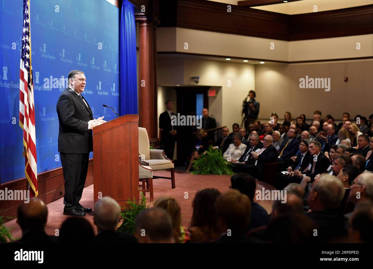 (180521) -- WASHINGTON, 21. Mai 2018 -- US-Außenminister Mike Pompeo (L) hält eine Rede über die US-Politik, nachdem er am 21. Mai 2018 den Atomvertrag aus dem Iran bei der Heritage Foundation in Washington D.C. (USA) zurückgezogen hat. Mike Pompeo hat am Montag den Iran für seine Nuklear- und Raketenprogramme geprügelt und geschworen, Teheran die härtesten Sanktionen in der Geschichte zu verhängen, wenn er seinen Kurs nicht ändert. ) U.S.-WASHINGTON D.C.-POMPEO-IRAN-SPEECH YANGXCHENGLIN PUBLICATIONXNOTXINXCHN Stockfoto