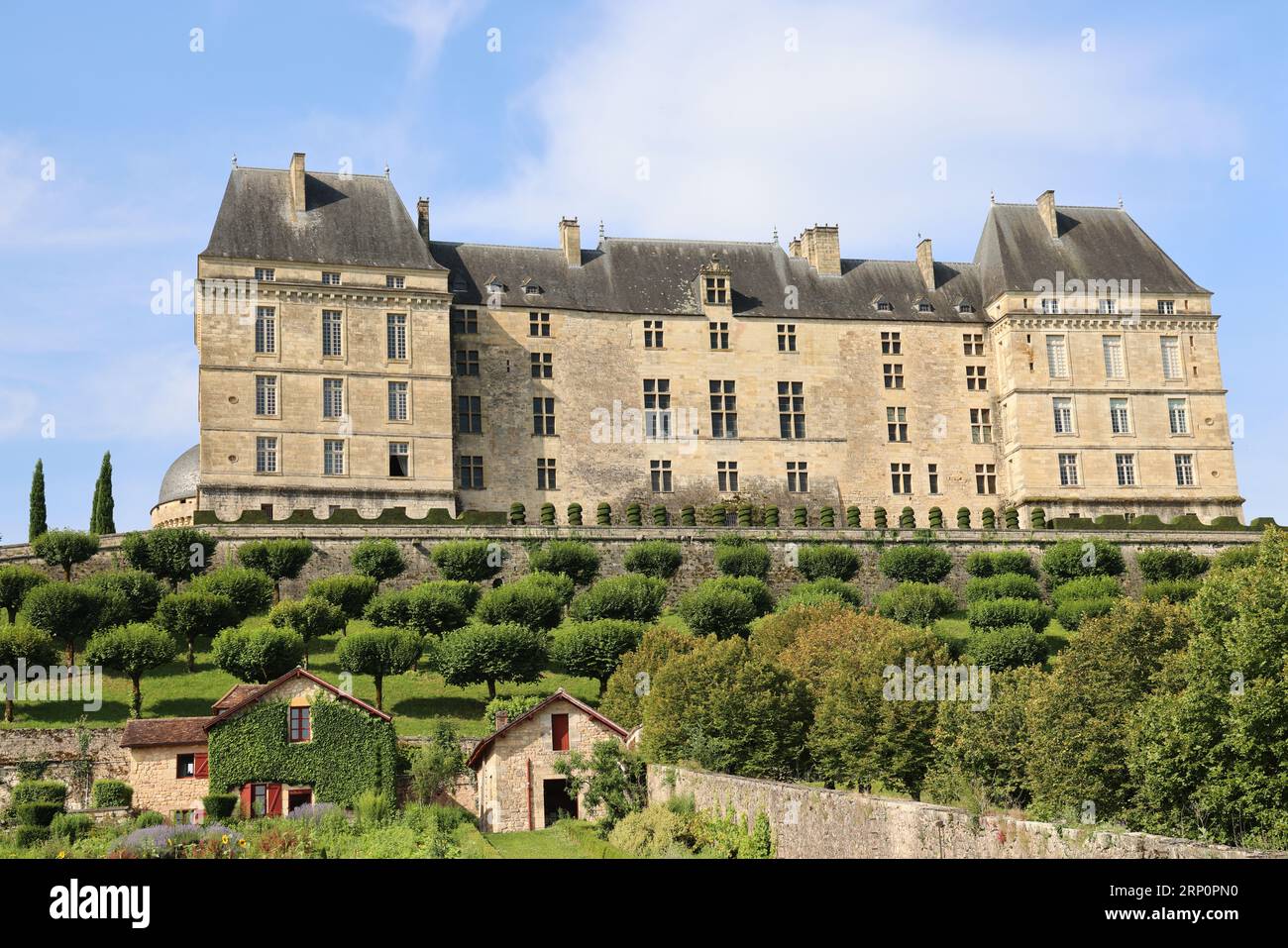 Le château de Hautefort en Dordogne forteresse du Moyen Âge puis demeure de plaisance au 17ème siècle. Architektur, jardin, Natur, Campagne, Umgebung Stockfoto