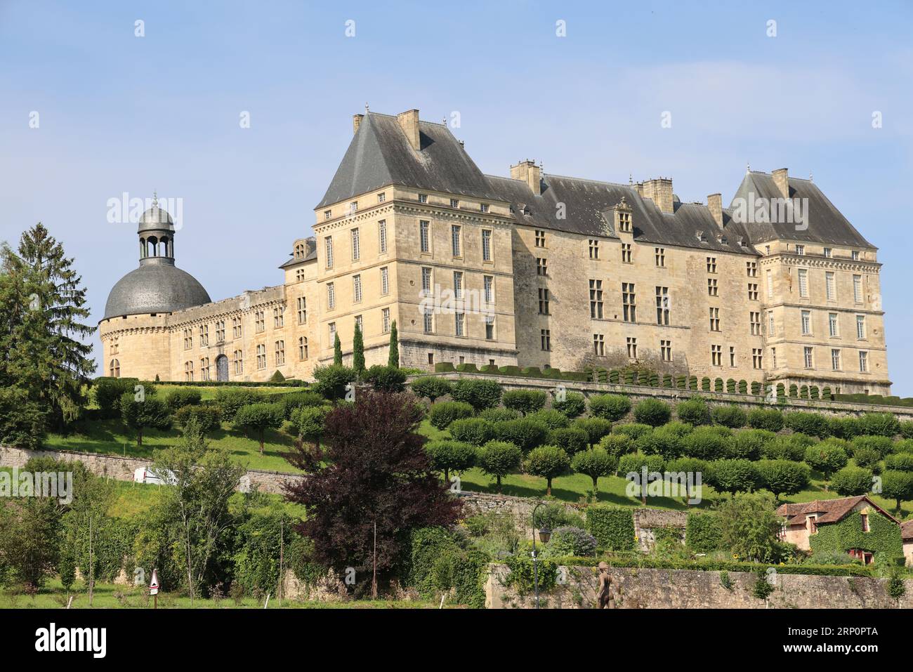 Le château de Hautefort en Dordogne forteresse du Moyen Âge puis demeure de plaisance au 17ème siècle. Architektur, jardin, Natur, Campagne, Umgebung Stockfoto