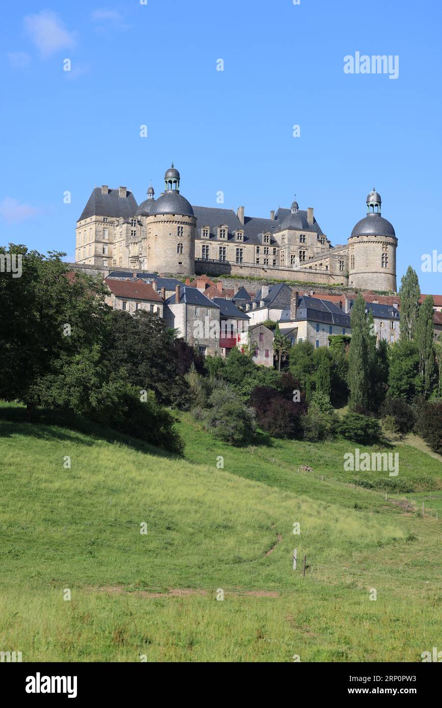 Le château de Hautefort en Dordogne forteresse du Moyen Âge puis demeure de plaisance au 17ème siècle. Architektur, jardin, Natur, Campagne, Umgebung Stockfoto