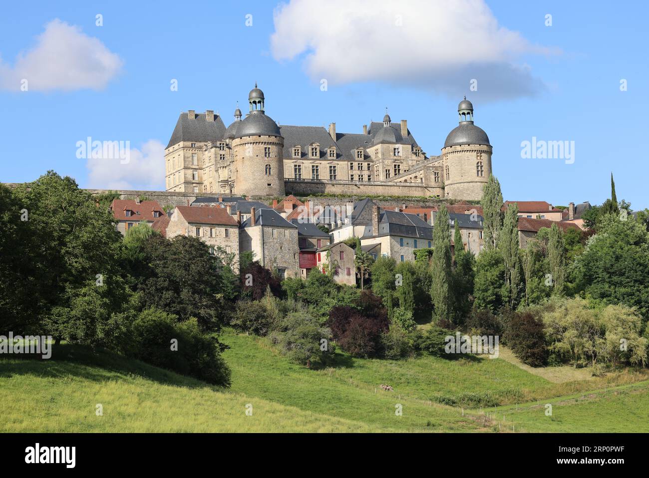 Le château de Hautefort en Dordogne forteresse du Moyen Âge puis demeure de plaisance au 17ème siècle. Architektur, jardin, Natur, Campagne, Umgebung Stockfoto