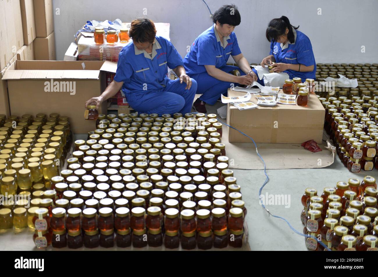(180522) -- XINGTAI, 22. Mai 2018 -- Arbeiterpastenmarke für Honigprodukte im Longyao County, nordchinesische Provinz Hebei, 22. Mai 2018. Der Jahresumsatz von Honig und verwandten Produkten in Longyao beläuft sich auf über 6,28 Millionen US-Dollar. )(mcg) CHINA-HEBEI-XINGTAI-HONEY (CN) MuxYu PUBLICATIONxNOTxINxCHN Stockfoto