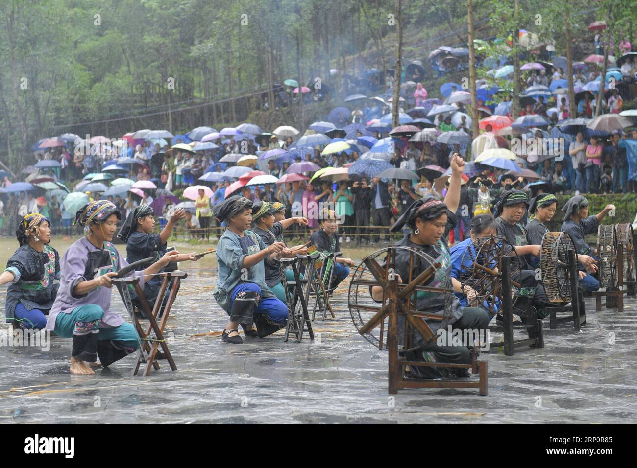 (180523) -- JISHOU, 23. Mai 2018 -- Menschen aus der ethnischen Gruppe der Miao feiern das traditionelle Festival Siyueba, oder den achten Tag des vierten Monats im Miao-Kalender, im Dorf Jiating der Stadt Aizhai in der Stadt Jishou, Provinz Hunan in Zentralchina, 22. Mai 2018. )(ly) CHINA-HUNAN-MIAO ETHNIC GROUP-CELEBRATION (CN) ZhangxXiaoyu PUBLICATIONxNOTxINxCHN Stockfoto