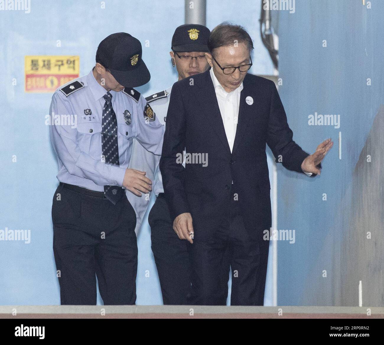 (180523) -- SEOUL, 23. Mai 2018 -- der frühere südkoreanische Präsident Lee Myung-bak (Front) trifft am 23. Mai 2018 am Seoul Central District Court in Seoul ein. Lee Myung-bak erschien am Mittwoch beim ersten Prozess wegen Korruptionsvorwürfen, einschließlich Bestechung und Veruntreuung. (Zjl) SÜDKOREA-SEOUL-EHEMALIGER PRÄSIDENT LEE MYUNG BAK-ERSTER PROZESS LeexSang-ho PUBLICATIONxNOTxINxCHN Stockfoto