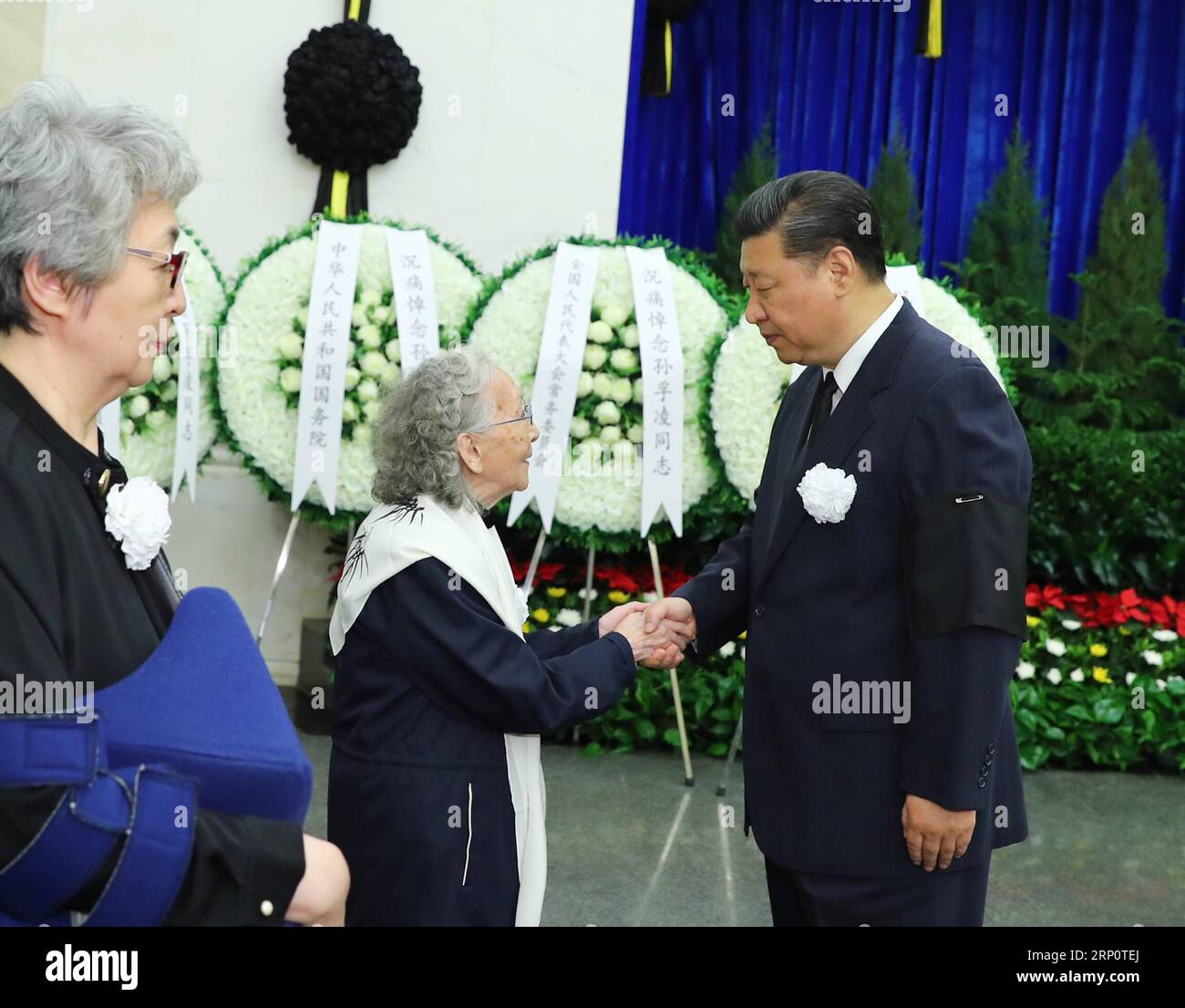 (180524) -- PEKING, 24. Mai 2018 -- Xi Jinping schüttelt die Hände mit einem Familienmitglied von Sun Fuling, dem ehemaligen stellvertretenden Vorsitzenden des Nationalen Komitees der Politischen Konsultativkonferenz des chinesischen Volkes (CPPCC), auf dem Babaoshan Revolutionary Cemetery in Peking, der Hauptstadt Chinas, am 24. Mai 2018. Die Leiche von Sun wurde hier am Donnerstag verbrannt. Xi Jinping, Li Keqiang, Li Zhanshu, Wang Yang, Wang Huning, Zhao Leji, Han Zheng sowie andere hohe Beamte übertrugen Sun ihre letzte Ehre. ) (Lb) CHINA-BEIJING-XI JINPING-SUN FULING-CONDOLENCE (CN) XiexHuanchi PUBLICATIONxNOTxINxCHN Stockfoto