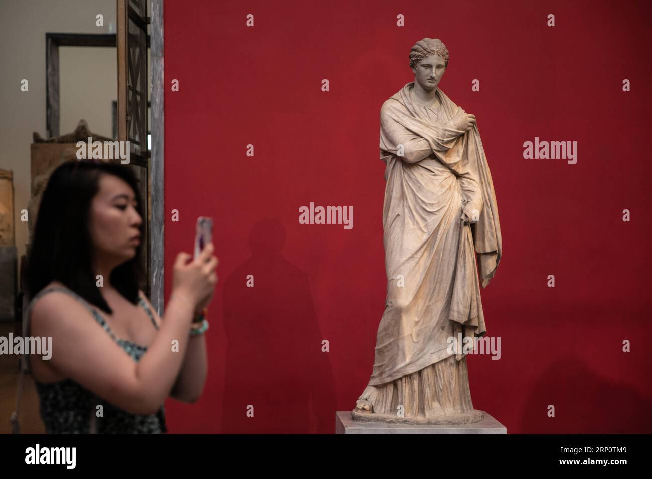 (180525) -- ATHEN, 25. Mai 2018 -- Foto aufgenommen am 23. Mai 2018 zeigt einen Besucher, der Fotos einer Marmorstatue im Nationalen Archäologischen Museum in Athen, Griechenland, macht. Das im Zentrum Athens gelegene Archäologische Nationalmuseum beherbergt mehr als 20.000 Exponate, darunter die weltweit beste Sammlung griechischer Antiquitäten. ) GRIECHENLAND-ATHEN-NATIONALES ARCHÄOLOGISCHES MUSEUM LefterisxPartsalis PUBLICATIONxNOTxINxCHN Stockfoto