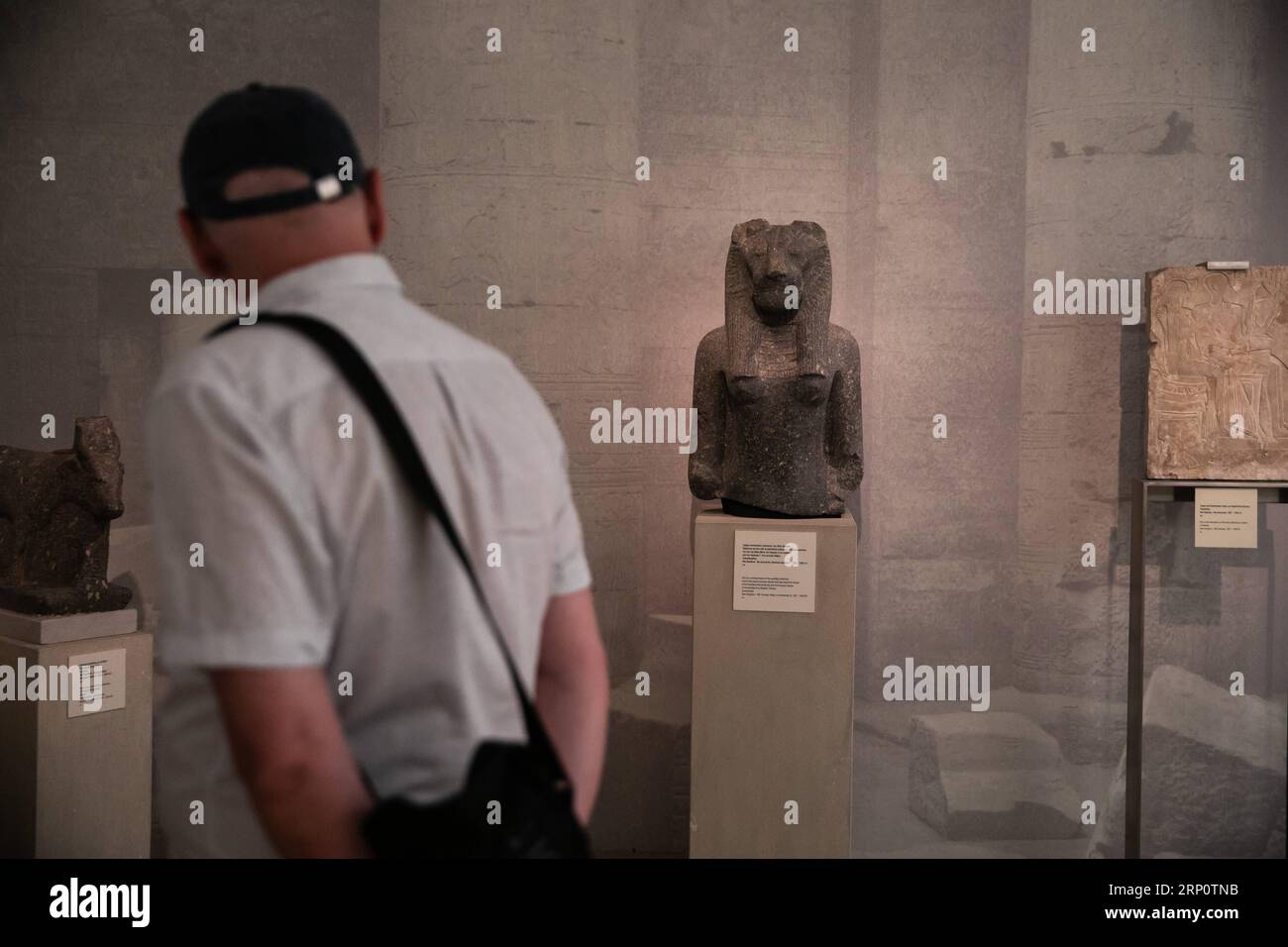 (180525) -- ATHEN, 25. Mai 2018 -- Bild aufgenommen am 23. Mai 2018 zeigt einen Mann, der das nationale Archäologische Museum in Athen besucht. Das im Zentrum Athens gelegene Archäologische Nationalmuseum beherbergt mehr als 20.000 Exponate, darunter die weltweit beste Sammlung griechischer Antiquitäten. ) GRIECHENLAND-ATHEN-NATIONALES ARCHÄOLOGISCHES MUSEUM LefterisxPartsalis PUBLICATIONxNOTxINxCHN Stockfoto
