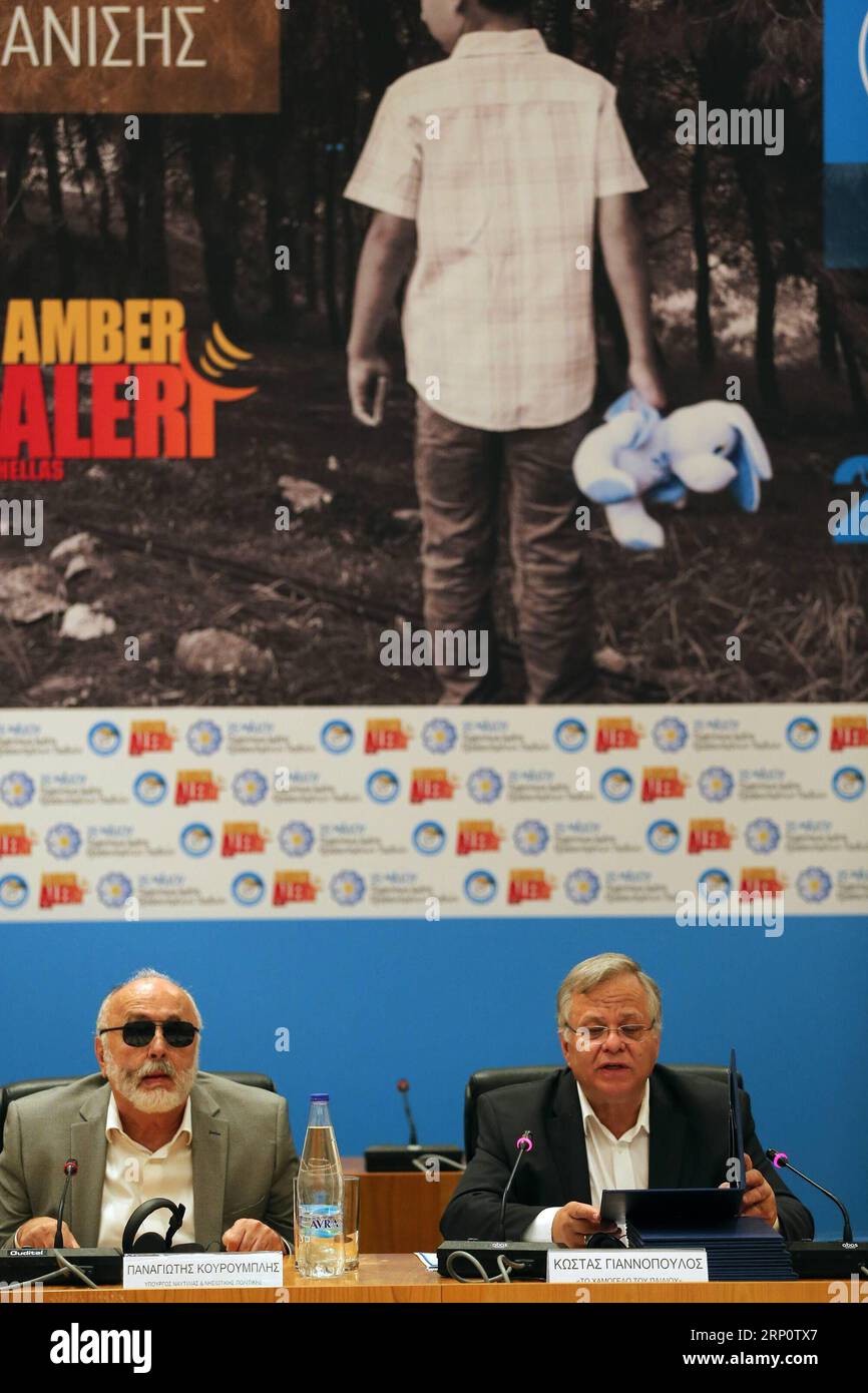 180525 -- ATHEN, 25. Mai 2018 -- Präsident der NGO Smile of the Child Costas Yannopoulos R spricht während einer Veranstaltung zum Internationalen Tag der vermissten Kinder in Athen, Griechenland, am 25. Mai 2018. Griechenland hat am Freitag den Internationalen Tag der vermissten Kinder mit einer Konferenz gefeiert, auf der Beamte und Experten ermutigende Statistiken vorstellten. GRIECHENLAND-ATHEN-INTERNATIONALER TAG DER VERMISSTEN KINDER MARIOSXLOLOS PUBLICATIONXNOTXINXCHN Stockfoto