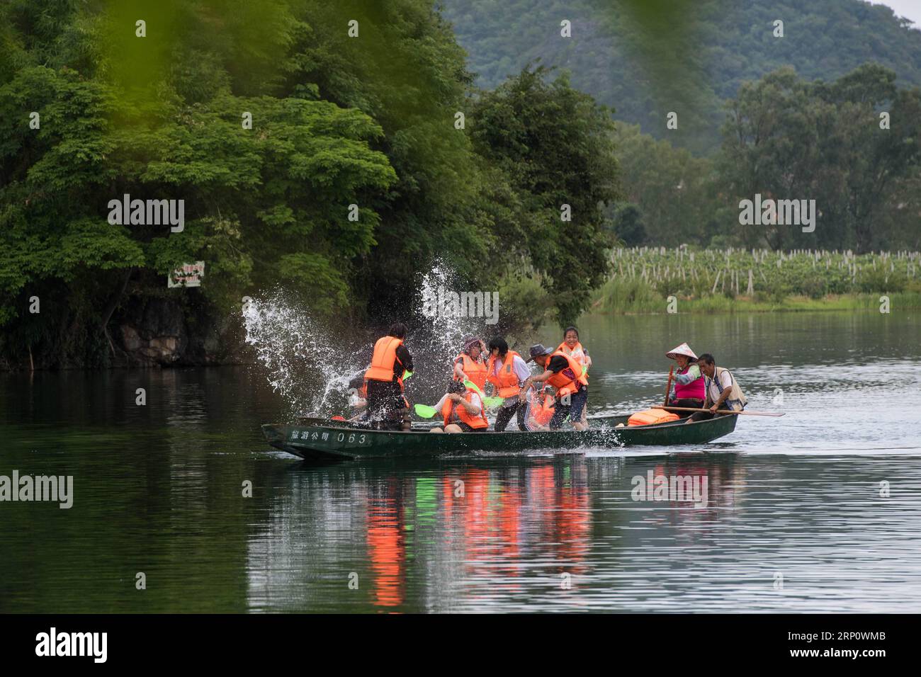 (180527) -- QIUBEI, 27. Mai 2018 -- Touristen haben Spaß im Puzhehei State Sumpfland Park im Qiubei County, südwestchinesische Provinz Yunnan, 26. Mai 2017. ) (wyl) CHINA-YUNNAN-PUZHEHEI-FEUCHTGEBIETSLANDSCHAFT(CN) PuxChao PUBLICATIONxNOTxINxCHN Stockfoto