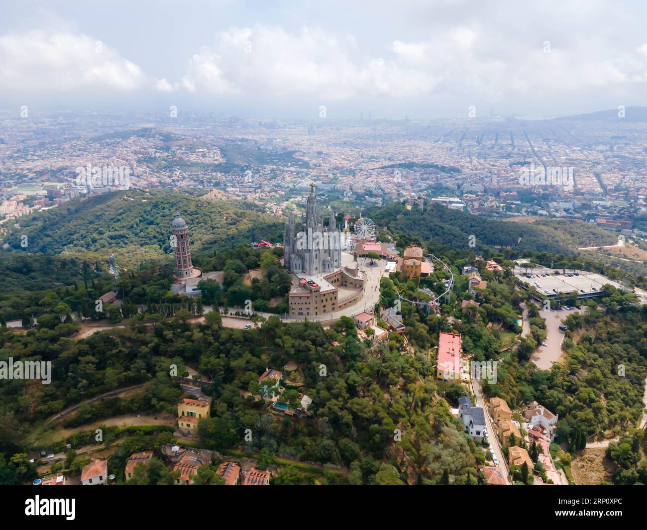 Ein Panoramablick aus der Vogelperspektive auf den Tempel des Heiligen Herzens Jesu, den Vergnügungspark Tibidabo und den Turm des Wassers der zwei Flüsse Stockfoto