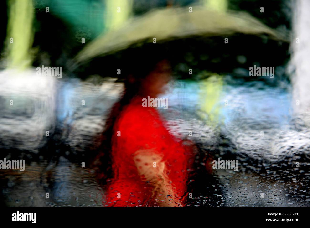 (180529) -- , Mai 29, 2018 -- Eine Frau schützt sich am 29. Mai 2018 mit ihrem Regenschirm in Myanmar vor Regen. Myanmars Abteilung für Meteorologie und Hydrologie gab am Dienstag eine Notfallwarnung mit rotem Code heraus, dass eine tiefe Depression über dem mittleren Osten der Bucht von Bengalen auftritt und der Wirbelsturm in den nächsten 12 Stunden in Küstengebieten des Bundesstaates Rakhine landen wird. U Aung) (dtf) MYANMAR--KLEINE ZYKLONWARNUNG yangon PUBLICATIONxNOTxINxCHN Stockfoto