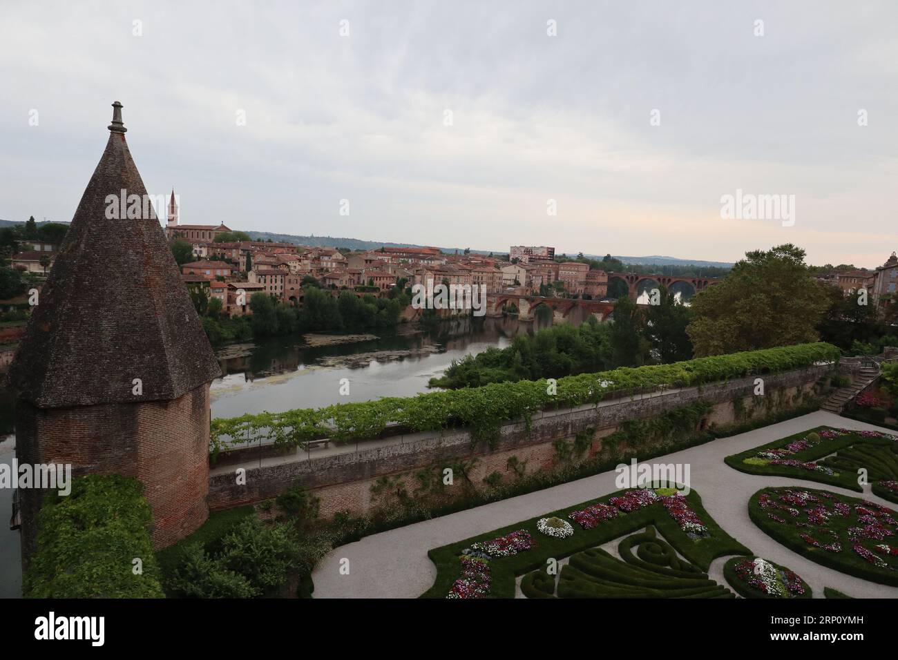 Panoramablick auf Pont Vieux (Alte Brücke), den Berbie Palace Garden und die Altstadt in Albi, Frankreich Stockfoto