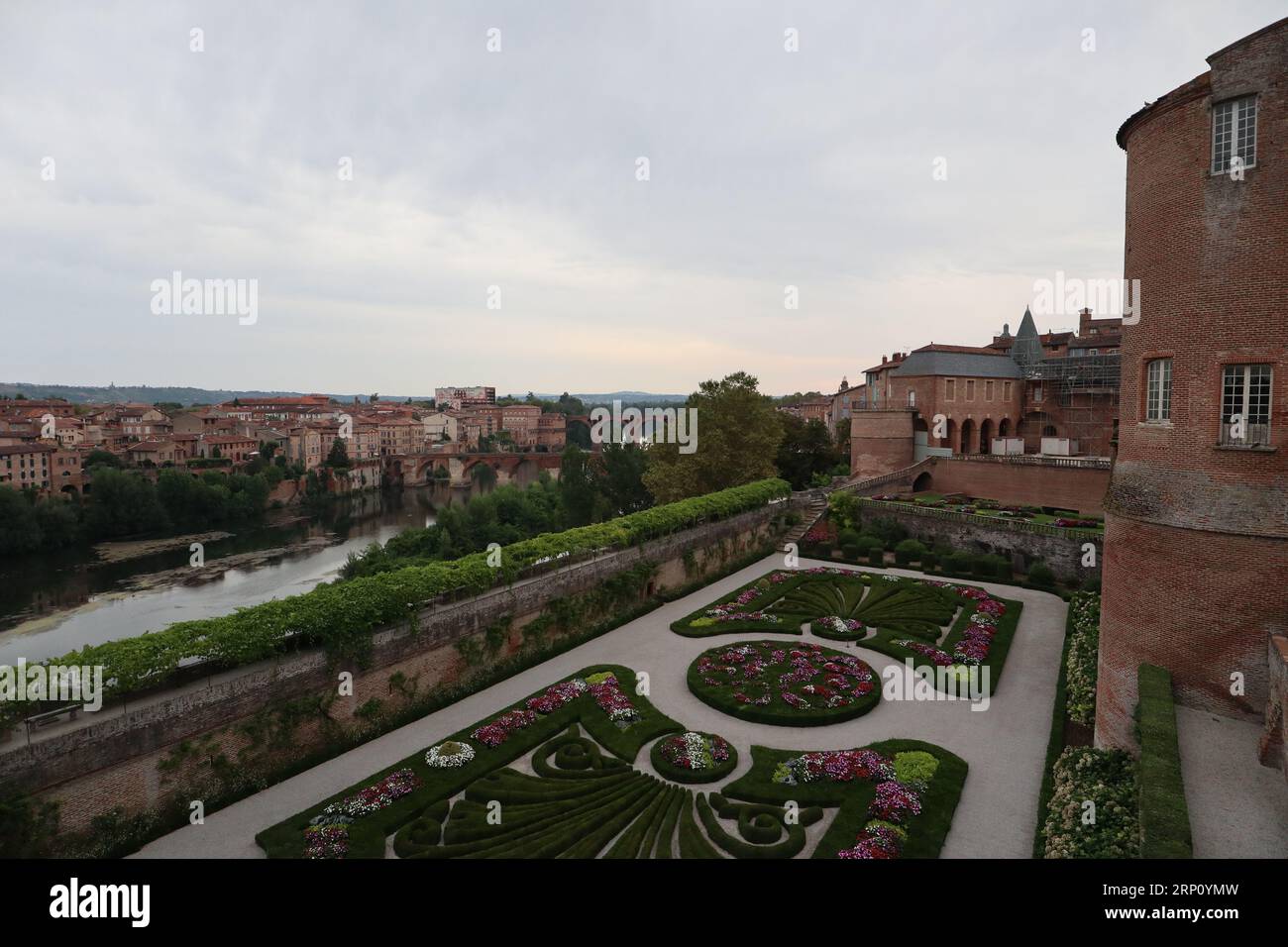 Panoramablick auf Pont Vieux (Alte Brücke), den Berbie Palace Garden und die Altstadt in Albi, Frankreich Stockfoto
