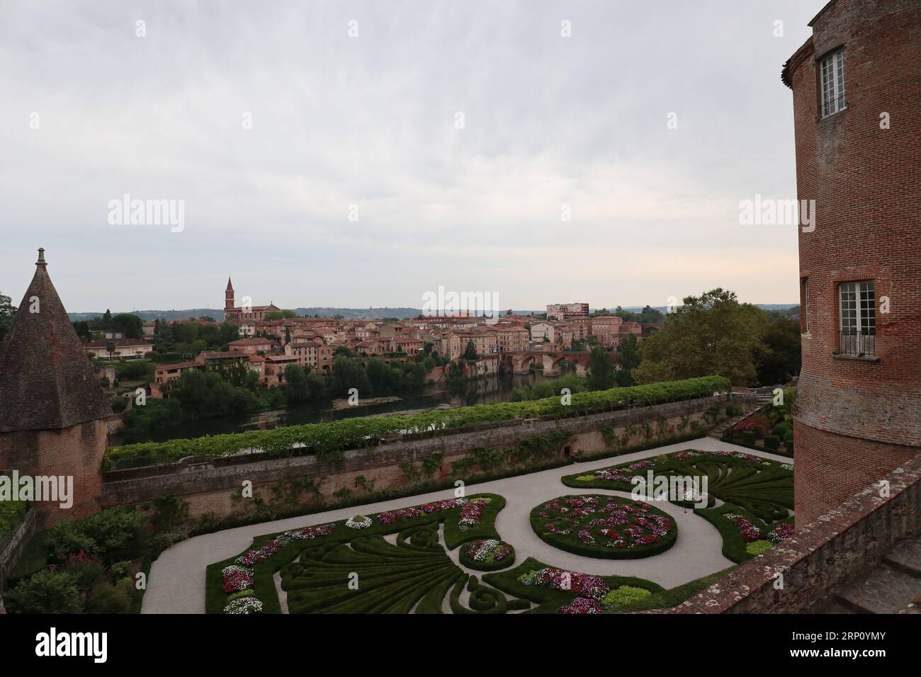 Panoramablick auf Pont Vieux (Alte Brücke), den Berbie Palace Garden und die Altstadt in Albi, Frankreich Stockfoto