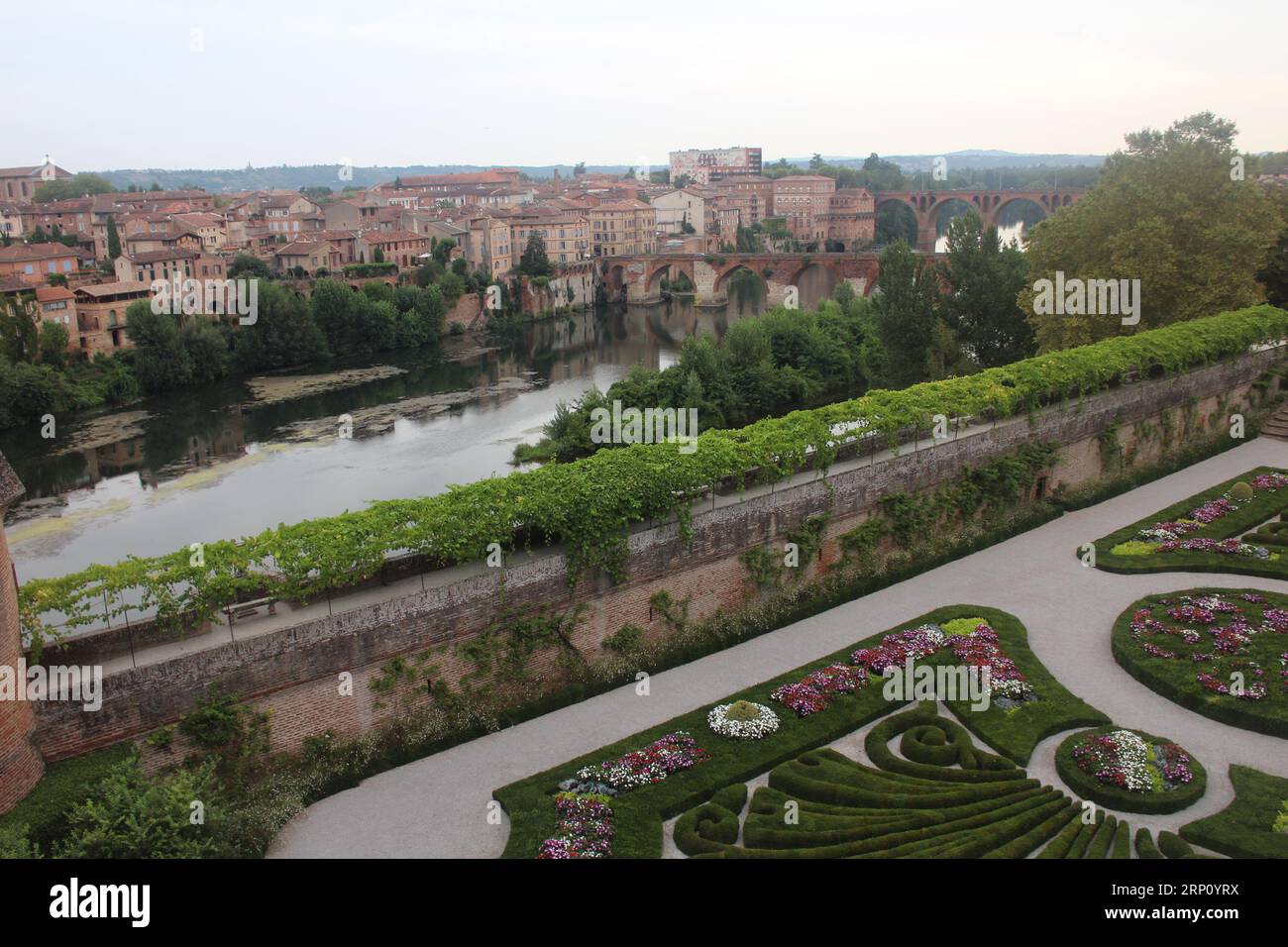 Panoramablick auf Pont Vieux (Alte Brücke), den Berbie Palace Garden und die Altstadt in Albi, Frankreich Stockfoto