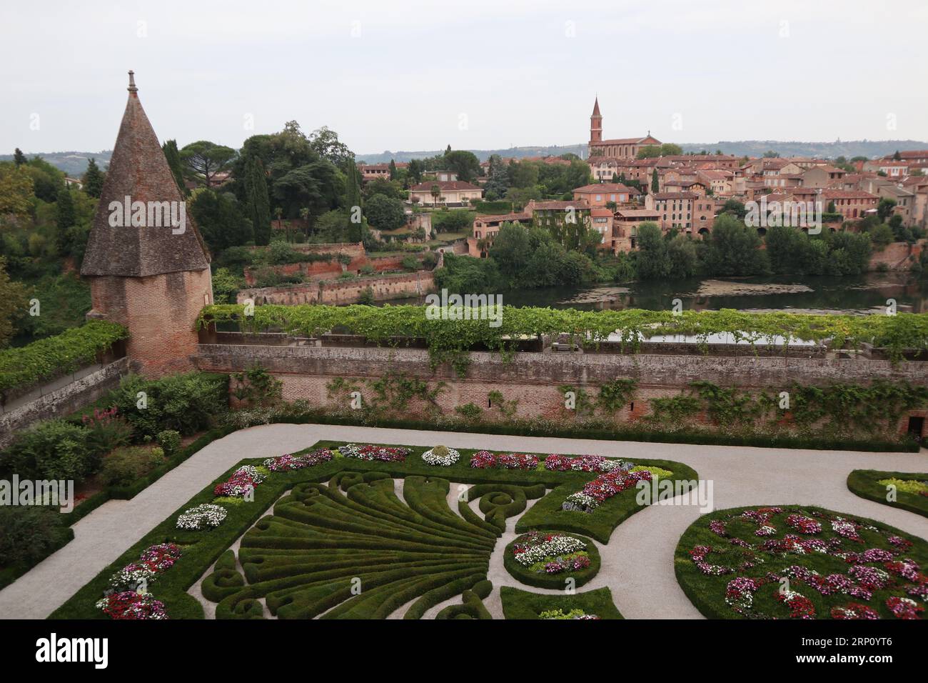 Panoramablick auf den Berbie Palace Garden und die Altstadt in Albi, Frankreich Stockfoto