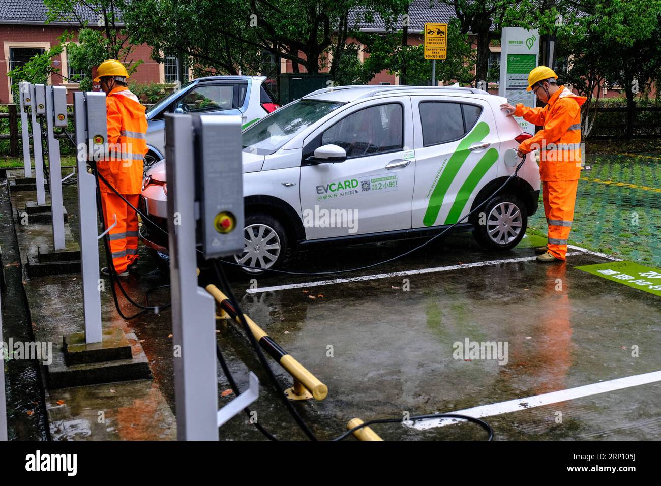 (180531) -- LISHUI, 31. Mai 2018 -- Mitarbeiter belasten die Elektrofahrzeuge in der malerischen Gegend des Xian gong Sees in der Provinz Zhejiang in der Stadt Yunhe County der Stadt Lishui im Osten Chinas, 31. Mai 2018. Yunhe County beabsichtigt, die Emissionen durch die Förderung von Elektrizität in landschaftlich reizvollen Gebieten zu reduzieren. ) (Zyd) CHINA-ZHEJIANG-ENVIRONMENTAL PROTECTION (CN) XuxYu PUBLICATIONxNOTxINxCHN Stockfoto