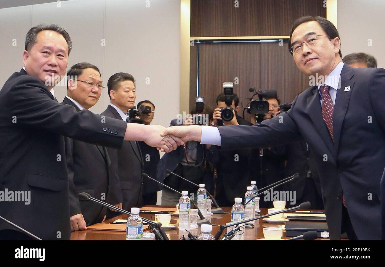 News Bilder des Tages (180601) -- SEOUL, 1. Juni 2018 -- der südkoreanische Einigungsminister Cho myoung-gyon (R) gibt Ri son Gwon, dem Vorsitzenden des Komitees für die friedliche Wiedervereinigung des Vaterlandes der Demokratischen Volksrepublik Korea (DVRK), die Hand in das Peace House, ein südkoreanisches Gebäude im Waffenstillstandsdorf Panmunjom, am 1. Juni 2018. Hochrangige Vertreter Südkoreas und der DVRK haben am Freitag Gespräche im Grenzdorf Panmunjom aufgenommen, sagte Seouls vereinigungsministerium. Joint Press Corps) (zcc) SÜDKOREA-DVRK-PANMUNJOM-HOCHRANGIGE GESPRÄCHE WangxJingqiang PUBLICATIONxN Stockfoto