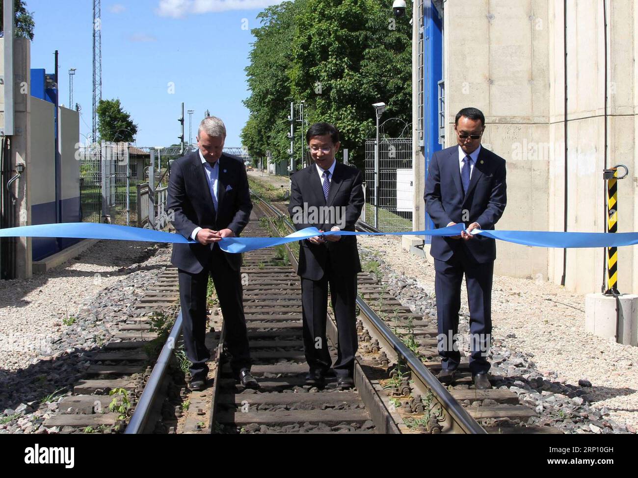(180601) -- NARVA, 1. Juni 2018 -- der chinesische Botschafter in Estland, Li Chao (C), Valdur Laid (L), Generaldirektor des estnischen Steuer- und Zollausschusses, und Bian Xiaohao, Generaldirektor der Nuctech Warsaw Company Limited, schnitten das Band bei der Zeremonie der Auslieferung von Eisenbahnscannergeräten in Narva, Estland, am 31. Mai 2018. Mit der Lieferung des vollautomatischen Narva Railway Scanners, der in China entwickelt und in Polen hergestellt wurde, wurde der Liefervertrag über fünf Sätze von Sicherheitsscannern abgeschlossen, der zwischen Nuctech und dem estnischen Steuer- und Zollamt im Jahr 2016 unterzeichnet wurde. ) (ZCC) ESTLAND-NARVA-CHINA-POLEN-RAI Stockfoto