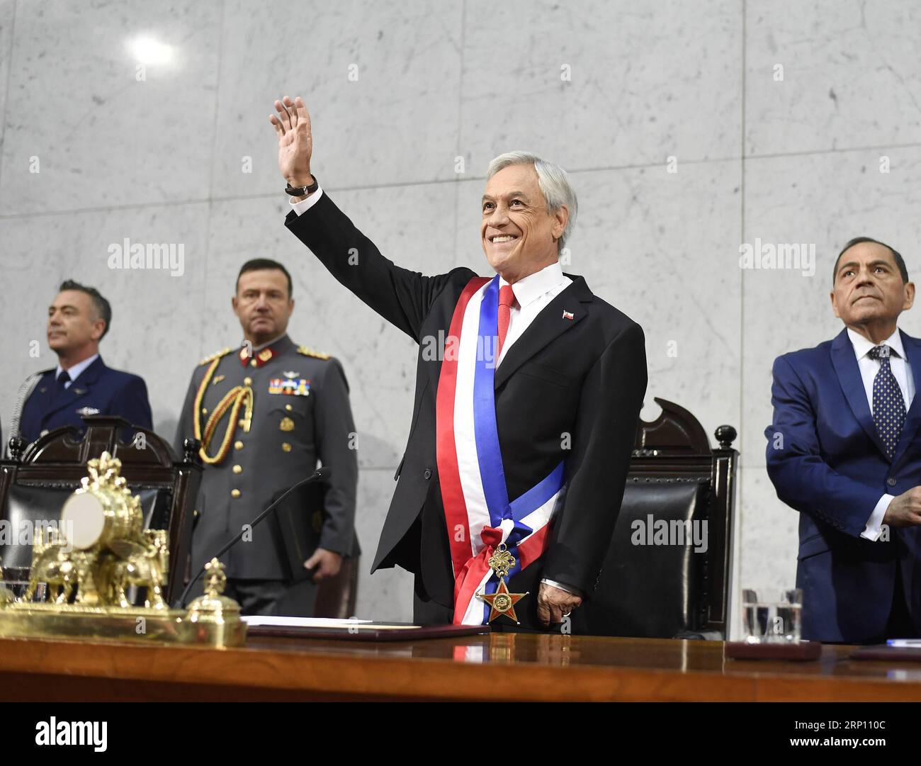 (180602) -- VALPARAISO, 2. Juni 2018 -- der chilenische Präsident Sebastian Pinera (C) drückt seine Hand während einer jährlichen Staatsansprache in Valparaiso, Chile, am 1. Juni 2018. Chile will, kann und wird ein entwickeltes Land sein, sagte der chilenische Präsident Sebastian Pinera während einer jährlichen Rede zum Zustand der Nation am Freitag. (Zxj) CHILE-VALPARAISO-JÄHRLICHE LANDESADRESSE ChileanxPresidentialxOffice PUBLICATIONxNOTxINxCHN Stockfoto