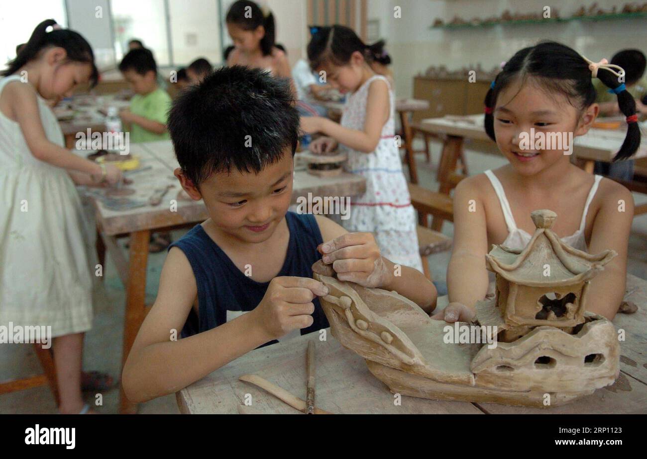 (180602) -- PEKING, 2. Juni 2018 -- Aktenfoto vom 22. Juli 2004 zeigt Kinder, die im Kinderpalast Xuanwu in Nanjing, der ostchinesischen Provinz Jiangsu, lernen, Keramik zu machen. Dieses Set aus 41 alten Fotos, die von 1978 bis 2018 pro Jahr aufgenommen wurden, zeichnet die Kindheitsmomente chinesischer Kinder in den letzten vier Jahrzehnten bildhaft auf.) (wyo)(zt) CHINA-OLD PHOTOS-CHILDHOOD-PICTORIAL RECORD (CN) XuxPeng PUBLICATIONxNOTxINxCHN Stockfoto