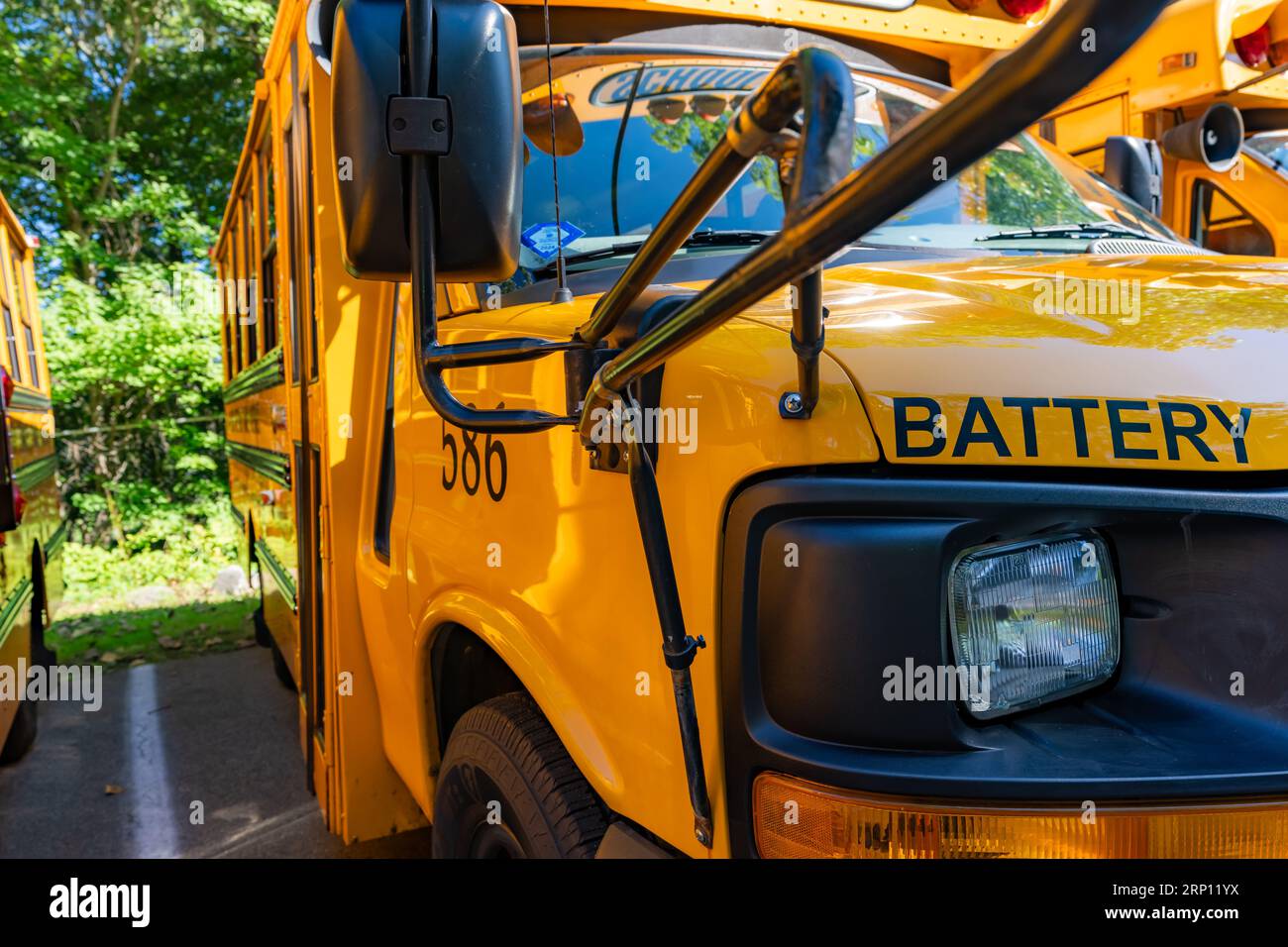 Vor einem geparkten gelben Schulbus. Stockfoto